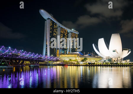 Singapore business district skyline con helix bridge nella notte di Marina Bay, Singapore. Foto Stock