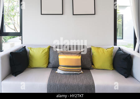 Lounge sofà e cuscino colorato nella lounge al salotto di casa. Foto Stock