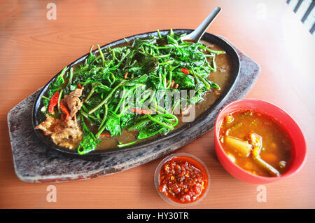 Un piatto di mescolare acqua fritto spinaci (Cah Kangkung) Foto Stock