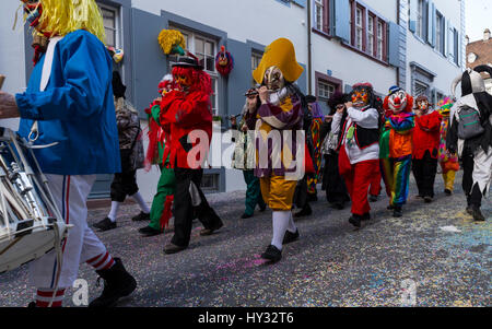 Il Carnevale di Basilea. Nadelberg, Basilea, Svizzera - Marzo 7, 2017. Un gruppo di partecipanti di carnevale in colorati costumi giocando snare drum e piccolo. Foto Stock