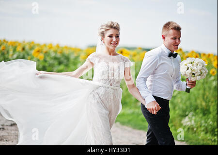 Coppie in viaggio di nozze al campo di girasoli in amore. Foto Stock