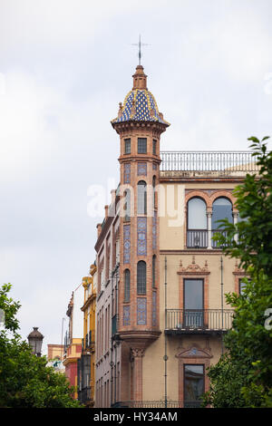 Una torretta in stile moresco con piccoli mosaici nel villaggio di Siviglia o Sevilla, Spagna, Europa. Foto Stock