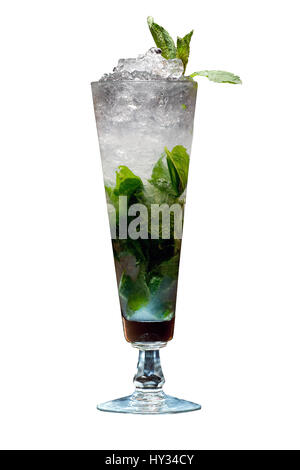 Un mojito o un Mint Julep in un autentico vetro su un solido sfondo bianco. Foto Stock