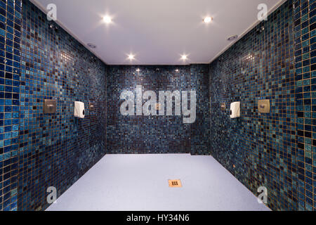 Un vuoto che la doccia moderna o wet room in un centro sauna. Foto Stock