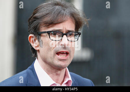 Inghilterra, London, Westminster, News reporter Robert Peston al di fuori di Downing Street. Foto Stock