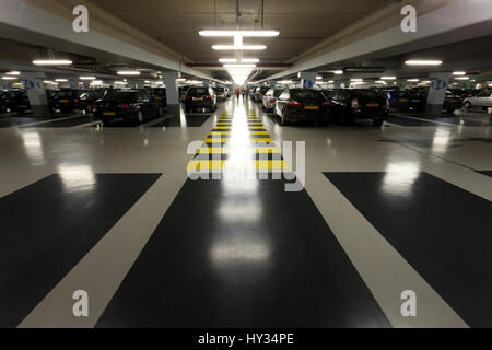 Piano iscrizioni in un nuovo parcheggio interno. Foto Stock