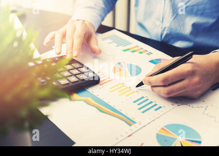 Uomo di analisi e di lavoro su business report finanziari in office Foto Stock