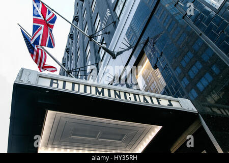 Una tenda su una Lexington Avenue ingresso al magazzino Bloomingdale's. Foto Stock