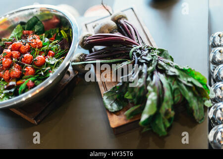 Insalata di barbabietole con arrosti di pomodori ciliegia sulla vite Foto Stock