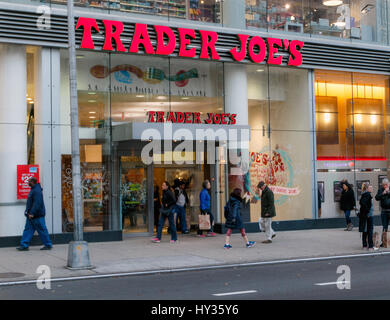 New York, 28 Novembre 2016: la gente a piedi da un Trader Joe's drogheria in Upper West Side. Foto Stock