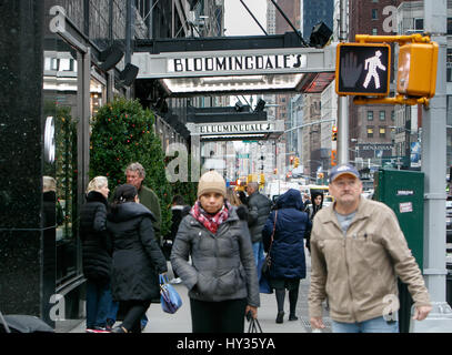 New York, 08 Dicembre: la gente a piedi da un ingresso al famoso magazzino Bloomingdale's. Foto Stock