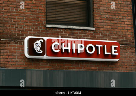 New York, 08 Dicembre: segno sopra uno dei Chipotle mexican fast food e ristoranti di Manhattan. Foto Stock