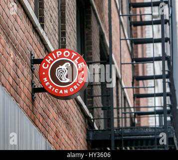 New York, 08 Dicembre: segno sopra uno dei Chipotle mexican fast food e ristoranti di Manhattan. Foto Stock