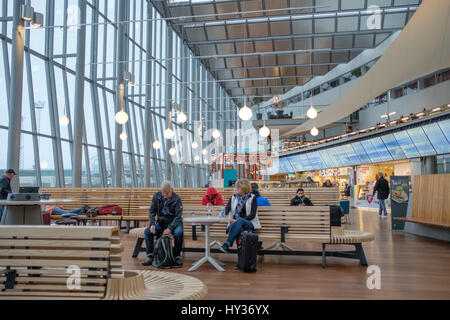 I viaggiatori a Sky City tra il terminale nazionale e internazionale presso l'aeroporto di Arlanda di Stoccolma. Questo è l'aeroporto più trafficato in Svezia. Foto Stock