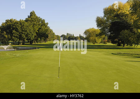 La mattina presto vista su xv verde e stagno , Malden Campo da Golf, New Malden Surrey, Inghilterra Foto Stock