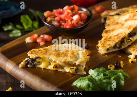 In casa di pollo e formaggio Quesadilla con la salsa e coriandolo Foto Stock