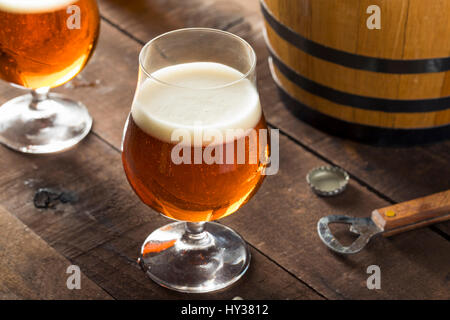 Aggiornamento Bourbon Barrel di età compresa la birra in un bicchiere Foto Stock