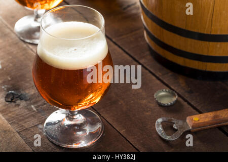 Aggiornamento Bourbon Barrel di età compresa la birra in un bicchiere Foto Stock