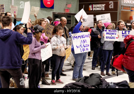 Divieto di viaggio protesta all'Aeroporto Internazionale di Philadelphia Foto Stock