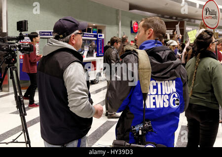 Divieto di viaggio protesta all'Aeroporto Internazionale di Philadelphia Foto Stock