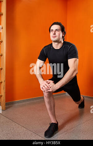 Il bellissimo forte athletic guy, eseguire l esercizio di sport-hall in palestra Foto Stock