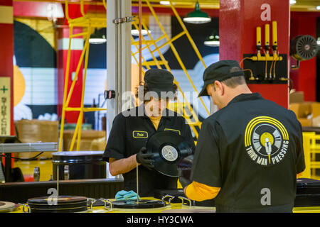 Detroit, Michigan - Lavoratori ispezionare appena premuto dischi in vinile al terzo uomo Records' record-impianto di compressione. Foto Stock