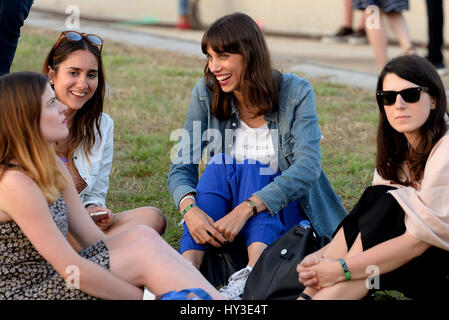 Barcellona - 1 giu: donne siedono sull'erba a Primavera Sound 2016 Festival il 1 giugno 2016 a Barcellona, Spagna. Foto Stock