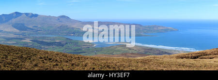 Guardando ad ovest verso la montagna di Brandon e Brandon punto dalla montagna Coombane sulla penisola di Dingle, nella contea di Kerry, Irlanda Foto Stock