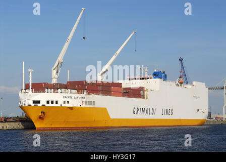 Grandee San Paolo delle linee Grimaldi nel porto di Amburgo, Amburgo, Germania, Europa Grande San Paolo der linee Grimaldi im Hamburger Hafen, DT Foto Stock