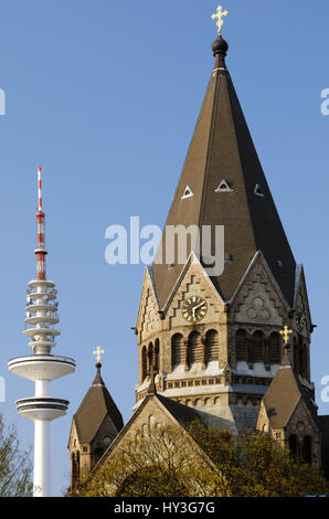 La torre della televisione e della misericordia la Chiesa ad Amburgo, Germania, Europa, Fernsehturm und Gnadenkirche ad Amburgo, Deutschland, Europa Foto Stock