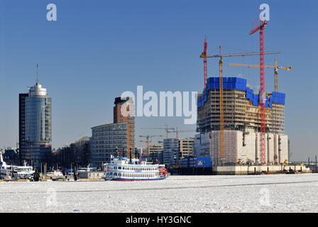 Noleggio steamboat Louisiana star e cantiere nel Elbphilharmonie in inverno, Amburgo, Germania, Raddampfer Louisiana Star und Baustelle an der Foto Stock