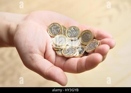 Manciata di libbra di monete Foto Stock