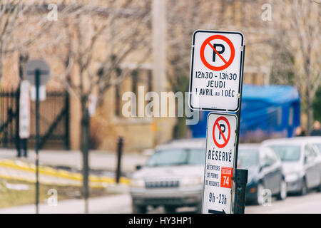 Montreal, CA - 31 Marzo 2017: Strada segno che mostra un piano di pulizia. Foto Stock