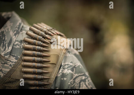 Close-up di militari indossando le munizioni in boot camp Foto Stock