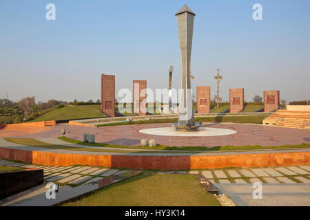 Giardino omaggio al Guru sikh teg bahadhur con pietra e strutture metalliche pathways e prati vicino Delhi sotto un cielo blu Foto Stock