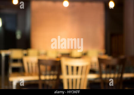 Immagine sfocati di sedie e tavolo in coffee house Foto Stock