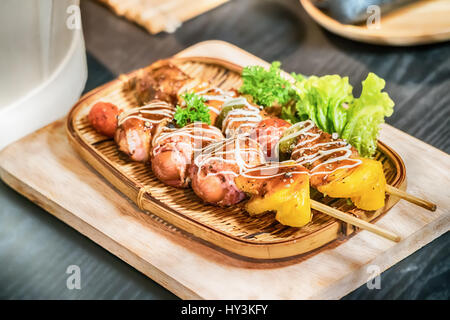 In casa pancetta avvolto Hot Dogs con le cipolle e i peperoni. Foto Stock