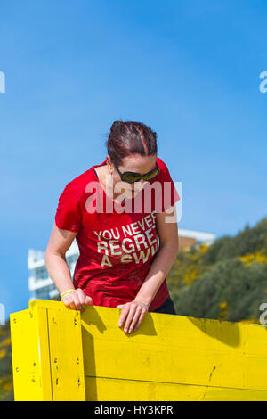 La costiera arrampicarsi ostacolo, parte della tempesta di sabbia spiaggia sfida, sul Bournemouth Beach, un Beach Assault Course in Marzo Foto Stock