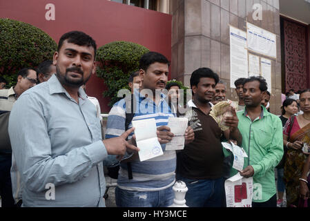 Kolkata, India. 31 Mar, 2017. Persone disappointedly mostrano il loro passaporto e vecchie banconote in quanto non sono in grado di scambiare le loro vecchie banconote. Centinaia hanno affollato la Reserve Bank of India con la vecchia banca demonetized Notes a Exchange con la nuova banca note all'ultimo giorno di scambio ufficiale giorno dichiarare dal governo. Credito: Saikat Paolo/Pacific Press/Alamy Live News Foto Stock