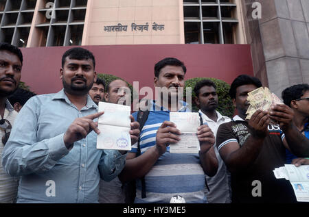 Kolkata, India. 31 Mar, 2017. Persone disappointedly mostrano il loro passaporto e vecchie banconote in quanto non sono in grado di scambiare le loro vecchie banconote. Centinaia hanno affollato la Reserve Bank of India con la vecchia banca demonetized Notes a Exchange con la nuova banca note all'ultimo giorno di scambio ufficiale giorno dichiarare dal governo. Credito: Saikat Paolo/Pacific Press/Alamy Live News Foto Stock