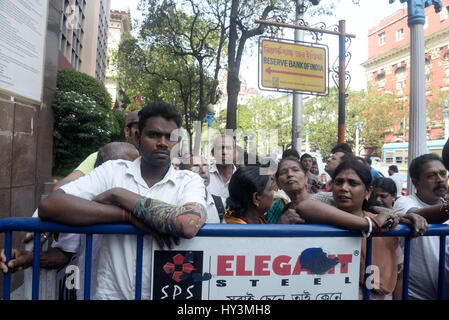 Kolkata, India. 31 Mar, 2017. La gente attendeva al di fuori toexchange vecchie banconote in Kolkata. Centinaia hanno affollato la Reserve Bank of India con la vecchia banca demonetized Notes a Exchange con la nuova banca note all'ultimo giorno di scambio ufficiale giorno dichiarare dal governo. Credito: Saikat Paolo/Pacific Press/Alamy Live News Foto Stock