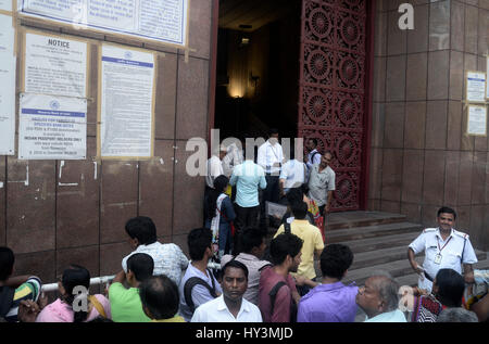 Kolkata, India. 31 Mar, 2017. N.R.I in coda e R.B.I, dipendente controllare la loro passpirt in Kolkata. Centinaia hanno affollato la Reserve Bank of India con la vecchia banca demonetized Notes a Exchange con la nuova banca note all'ultimo giorno di scambio ufficiale giorno dichiarare dal governo. Credito: Saikat Paolo/Pacific Press/Alamy Live News Foto Stock