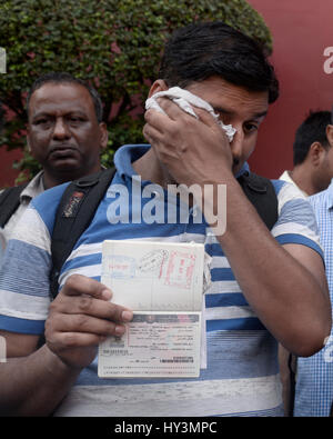 Kolkata, India. 31 Mar, 2017. Persone disappointedly mostrano il loro passaporto e vecchie banconote in quanto non sono in grado di scambiare le loro vecchie banconote. Centinaia hanno affollato la Reserve Bank of India con la vecchia banca demonetized Notes a Exchange con la nuova banca note all'ultimo giorno di scambio ufficiale giorno dichiarare dal governo. Credito: Saikat Paolo/Pacific Press/Alamy Live News Foto Stock