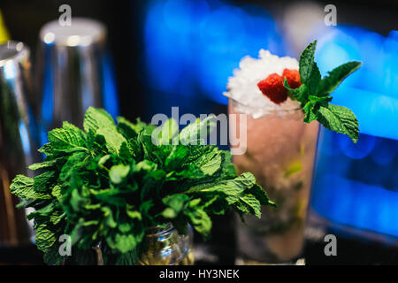 Bicchiere di fresco Lampone Mojito al bar Foto Stock