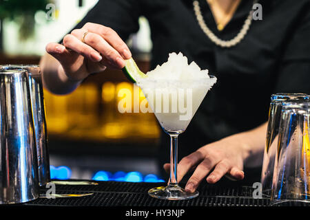 Il barman prepara un classico cocktail Margarita con ghiaccio tritato Foto Stock