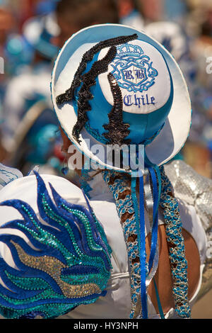 Colorato costume di un elemento femmina di una caporales balli di gruppo di eseguire l'annuale carnaval andino con la Fuerza del sol a Arica, Cile. Foto Stock