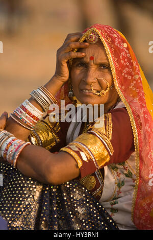 Signora indiana in tradizionali abiti tribali presso il cammello annuale fiera di Pushkar, Rajasthan, India. Foto Stock