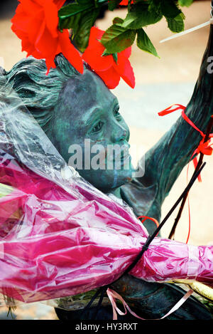 Dettaglio del ''benvenuti home " scultura di Anita Lafford sul lungomare,Fleetwood, nel Lancashire, Regno Unito Foto Stock