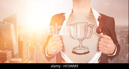 Imprenditore maglietta di apertura in stile supereroe contro cityscape Foto Stock
