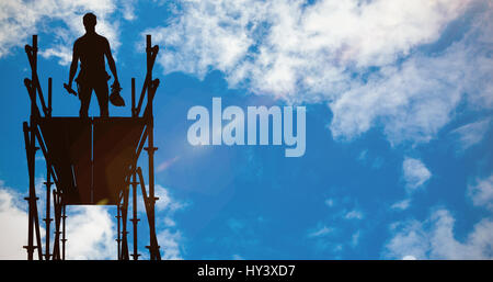 Felice repairman azienda livello di spirito e di compressori hardhat contro la vista del bellissimo Cielo e nubi Foto Stock